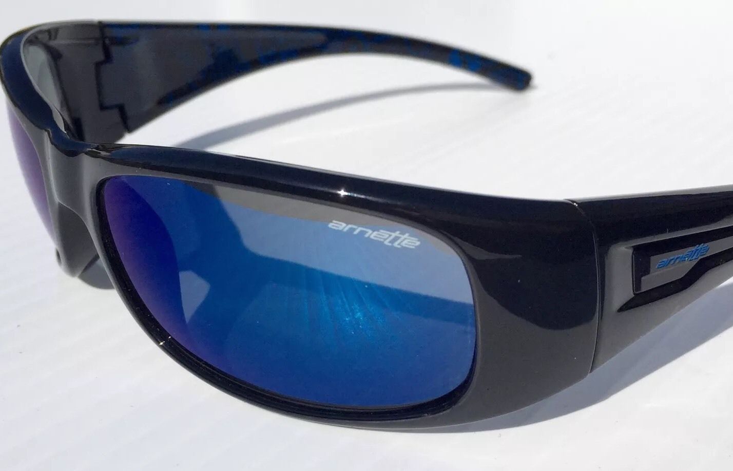 arnette hold up sunglasses