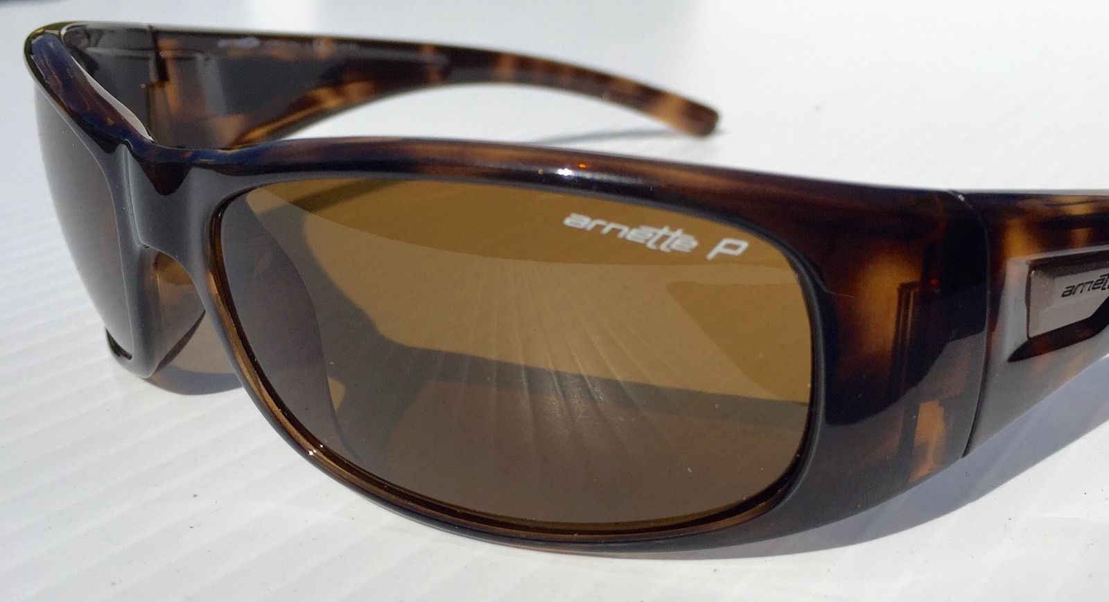 arnette hold up sunglasses